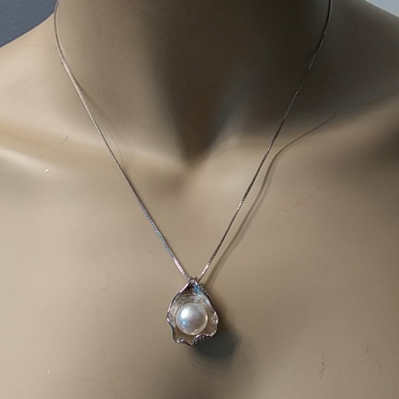 Pearl Seashell Necklace 17" Silver Tone - Picture 2 of 4